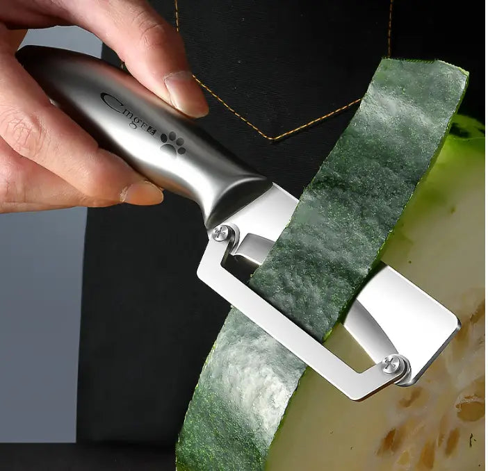 Éplucheur de légumes en acier inoxydable argenté avec poignée en bois, au design moderne et élégant, avec gravure de la marque cingera.