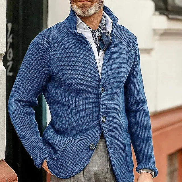 Cardigan en maille texturée bleue pour homme, à col montant et fermeture à bouton, pour un superposition polyvalente.