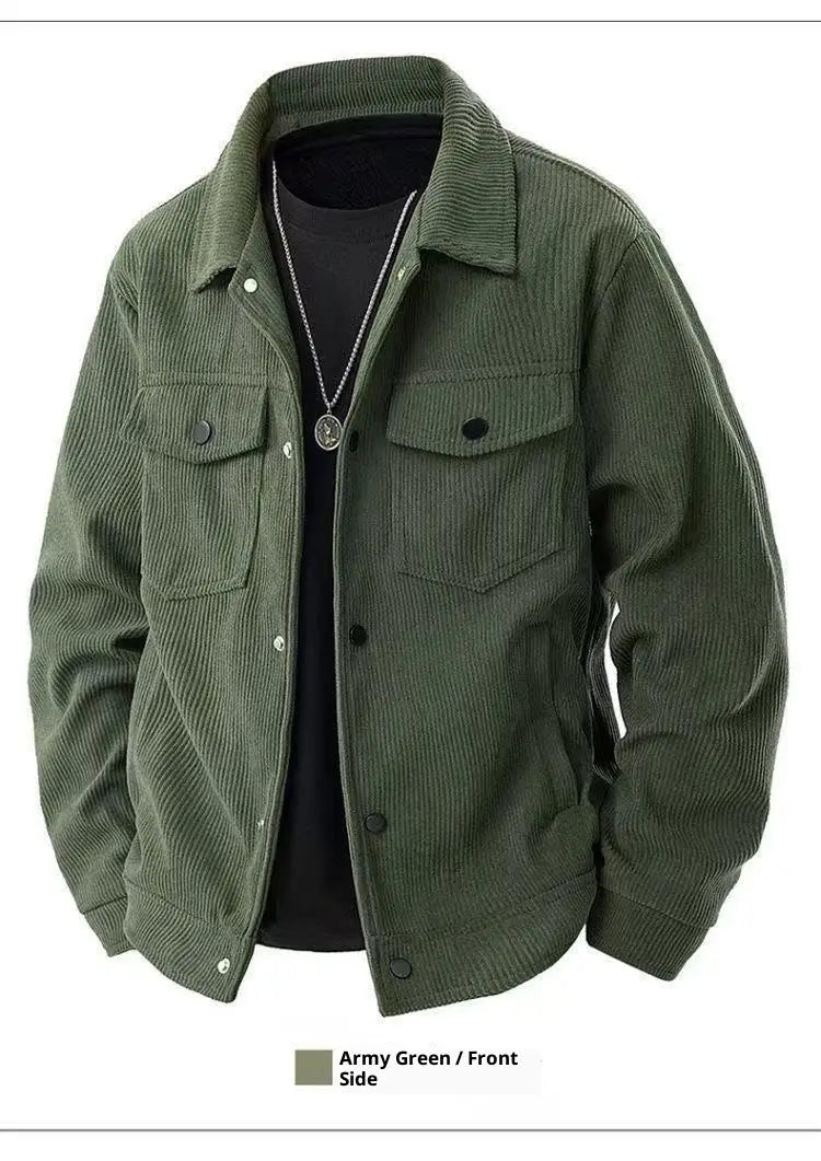 Herren-Cord-Arbeitsjacke in Armeegrün mit klassischem Kragen und zwei Frontklappentaschen, ausgelegt für lässigen, lockeren Tragekomfort.