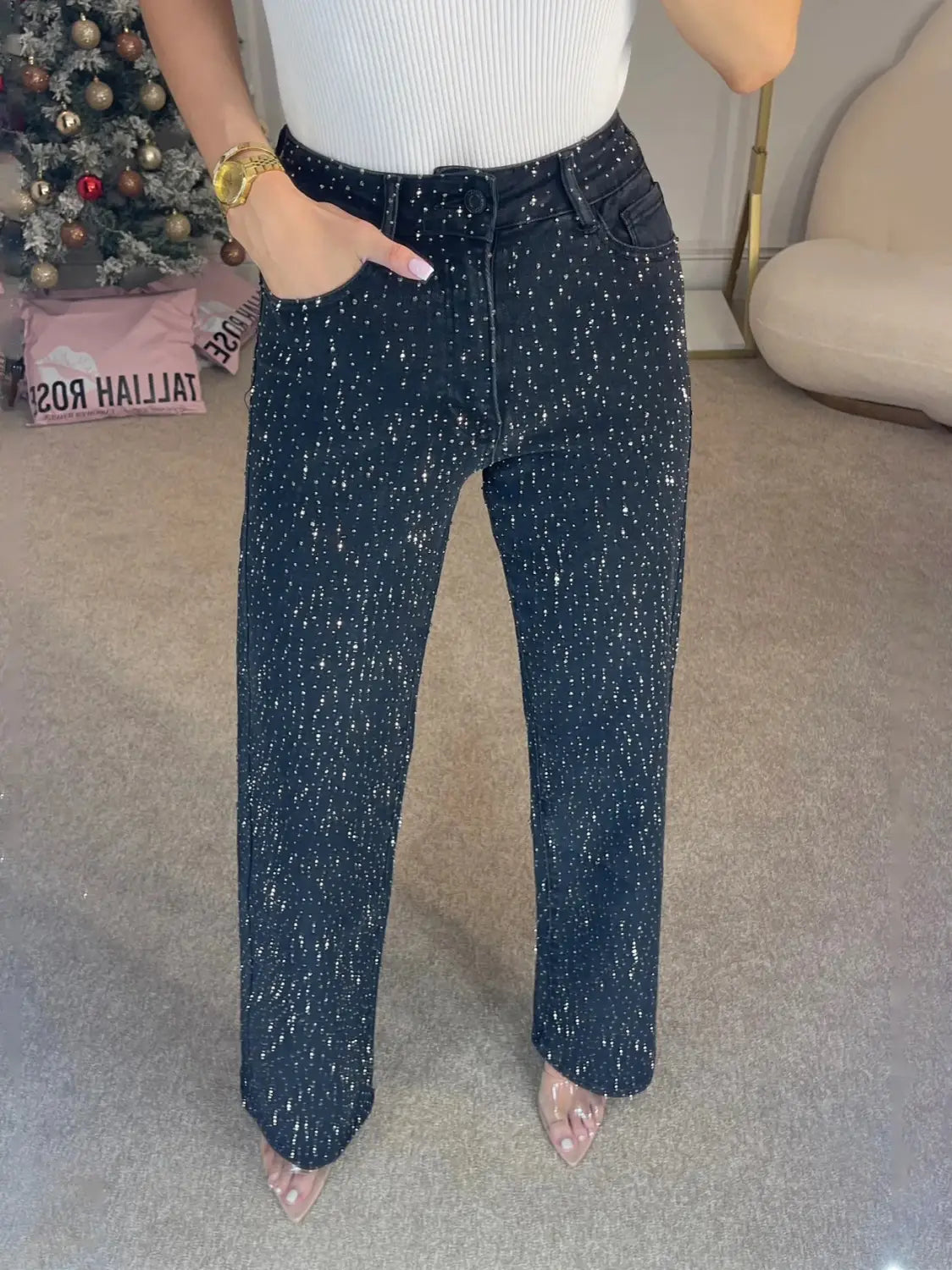 Jeans taille haute en denim foncé, présentant un motif d’imprimé d’étoiles à petits points blancs scintillants sur une matière en denim robuste