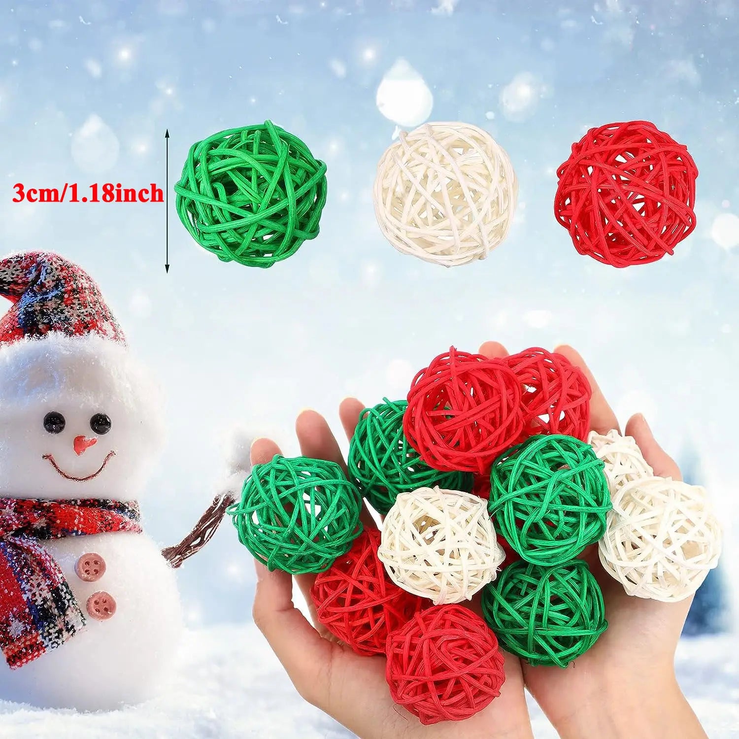 Main tenant un ensemble de petites boules en rotin d’osier tressé, rouges, vertes et blanches, utilisées comme boules de remplissage pour vases de Noël dans un lot de 30 pièces.