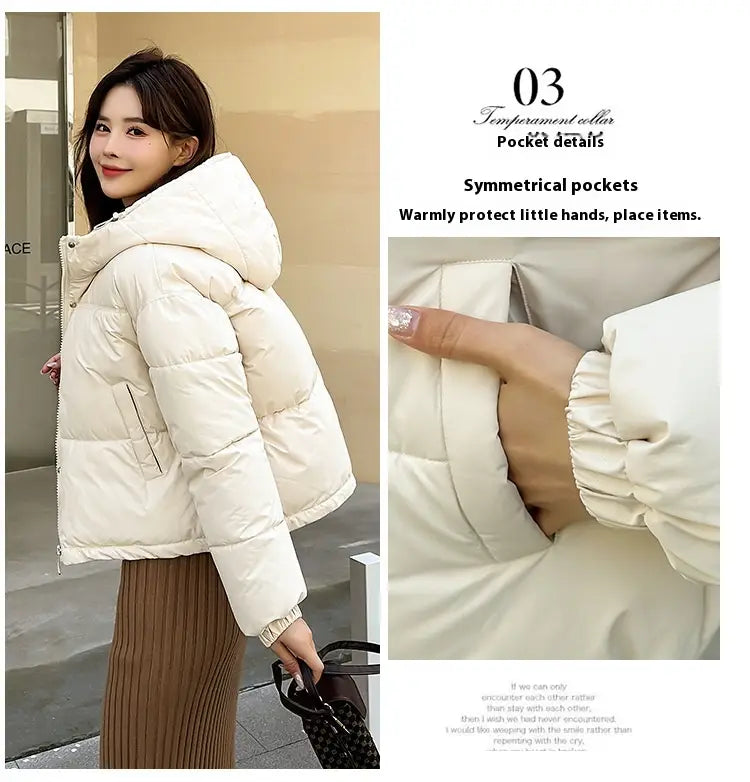 Cremefarbene leichte Kapuzen-Pufferjacke aus Baumwolle mit symmetrischen Taschen und Kapuze.