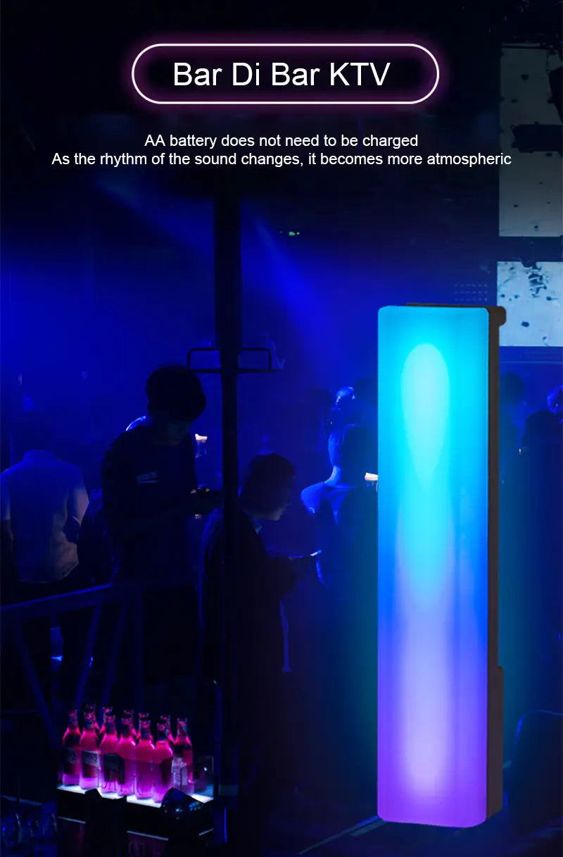 Eine hohe rechteckige LED-RGB-Rhythmus-Lichtleiste mit glatter Oberfläche, die einen Verlauf aus Blau- und Violetttönen ausstrahlt, konzipiert als sprachaktivierte Gaming-Lampe.