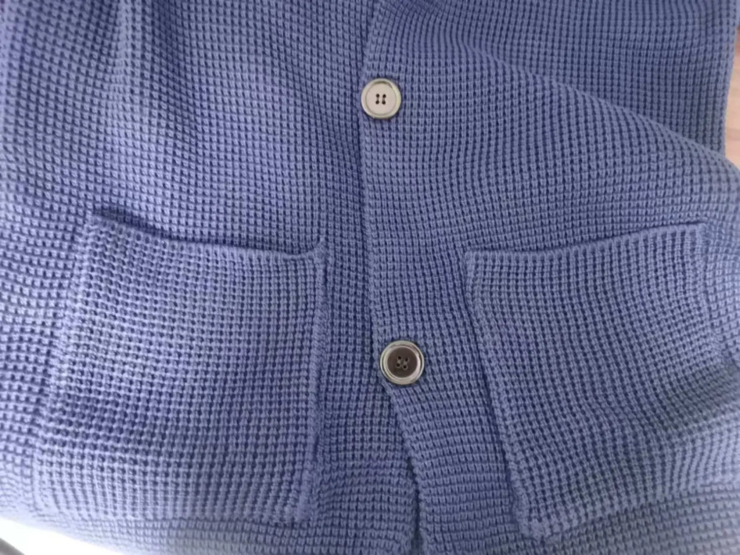 Pull-over en cardigan tricoté pour homme à col montant, en tissu gaufré bleu, avec boutons bicolores.