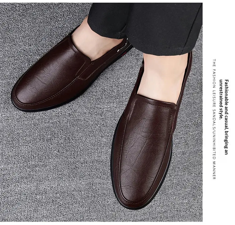 Mocassins en cuir pour homme, style britannique, à enfiler, en marron, avec un motif texturé subtil et des semelles en caoutchouc noir.