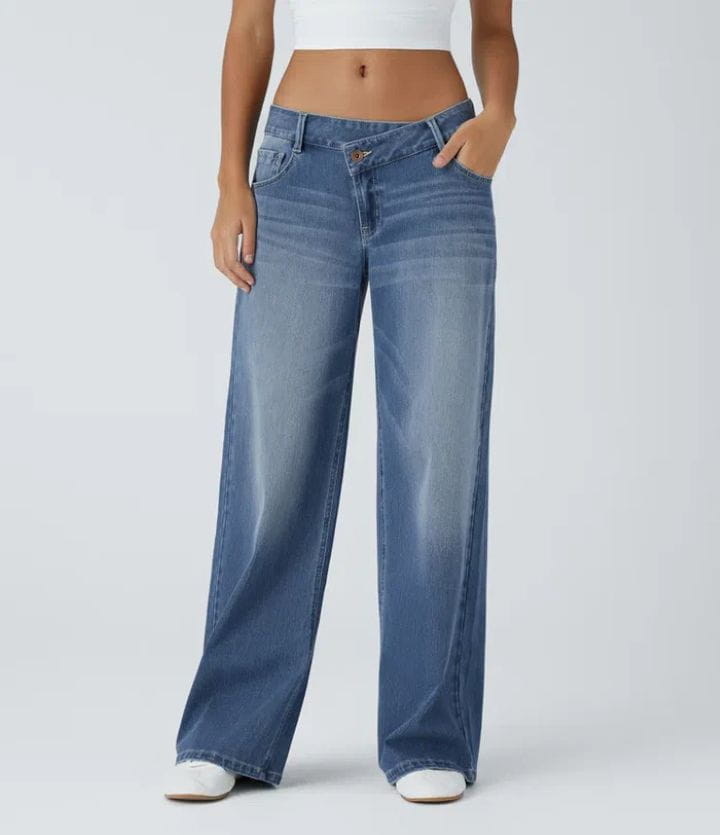 Jean en denim taille haute et coupe droite en denim bleu moyen délavé, avec une coupe large, une couture classique et une fermeture à boutons.