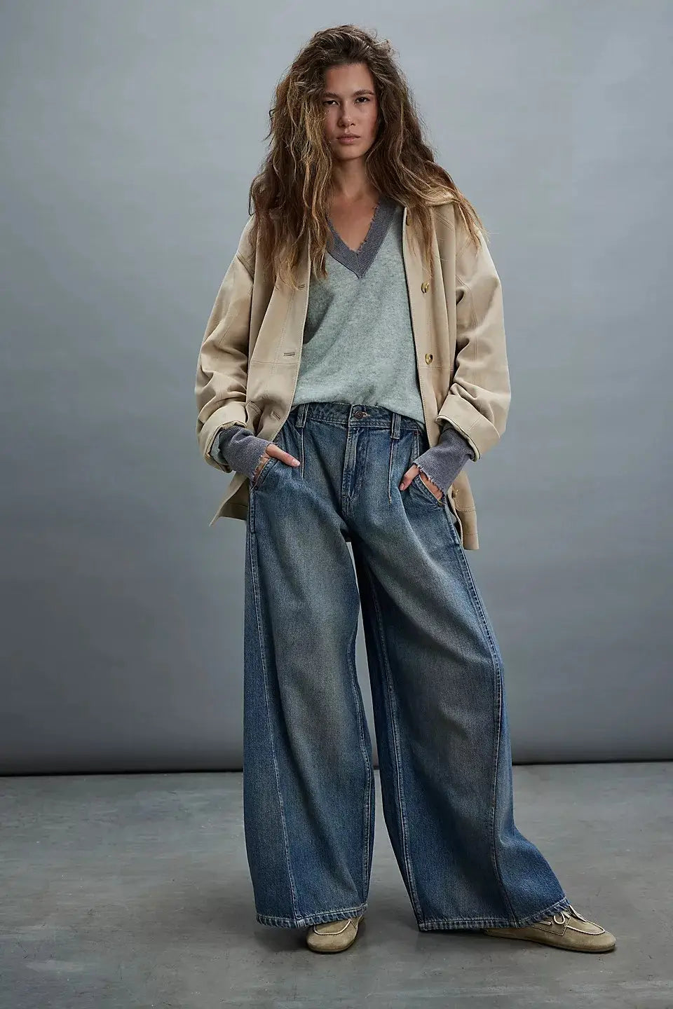 Vaqueros retro de mezclilla de pierna ancha en azul vintage de lavado medio, con ajuste relajado y pantalones de pierna ancha de mezclilla con costuras clásicas.