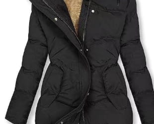 Manteau matelassé noir pour femme avec capuche, fermeture zippée ton argent, et col en fourrure en cachemire.