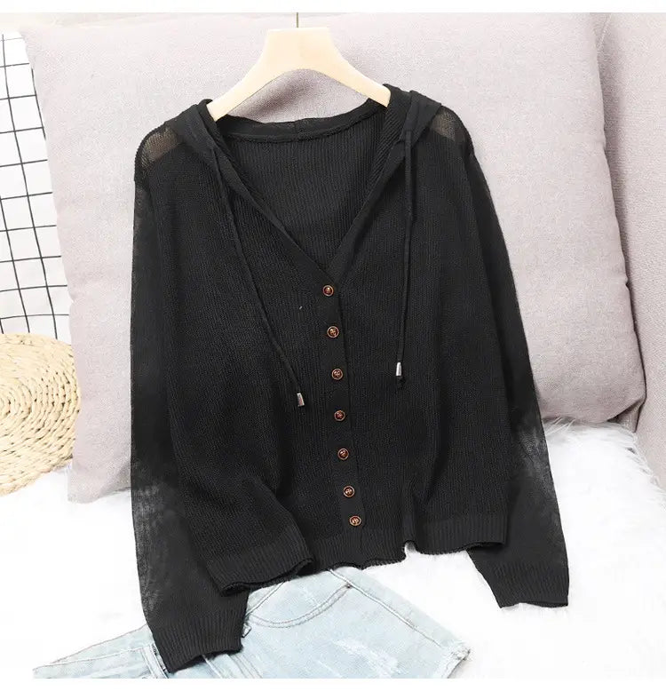 Schwarzer transparenter Strick-Hoodie-Cardigan mit V-Ausschnitt, Knopfverschluss und Kordelzugkapuze für ein leichtes Schichten.
