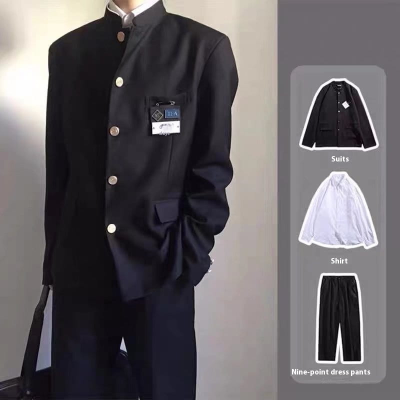 Schwarze Knopf-Japan-Schuluniform-Anzugsjacke für Herren mit silberfarbenen Knöpfen und einer Brusttasche zur Aufnahme eines Ausweises.