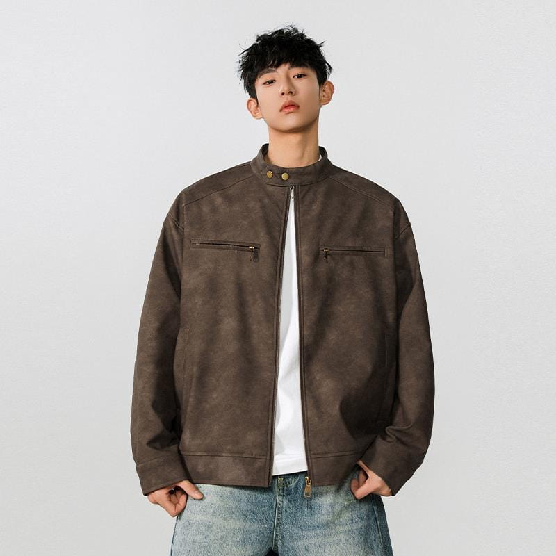 Veste motard en daim brun pour homme avec un col montant déstructuré, une fermeture éclair et des détails de boutons ton or.