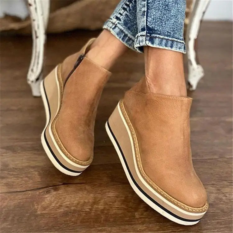 Botines de mujer con tacón plataforma grueso en cuña de cuero en ante color teja; zapatos con plataforma gruesa, suela; presentan detalles a rayas en blanco, negro y beige.