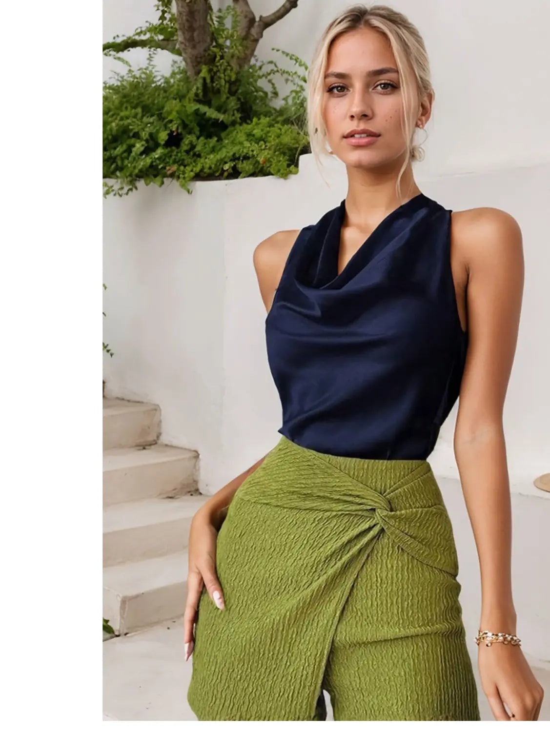 Blaues Satins-Haltertop mit drapiertem Ausschnitt und ärmellosem Design, ideal für elegante Anlässe.