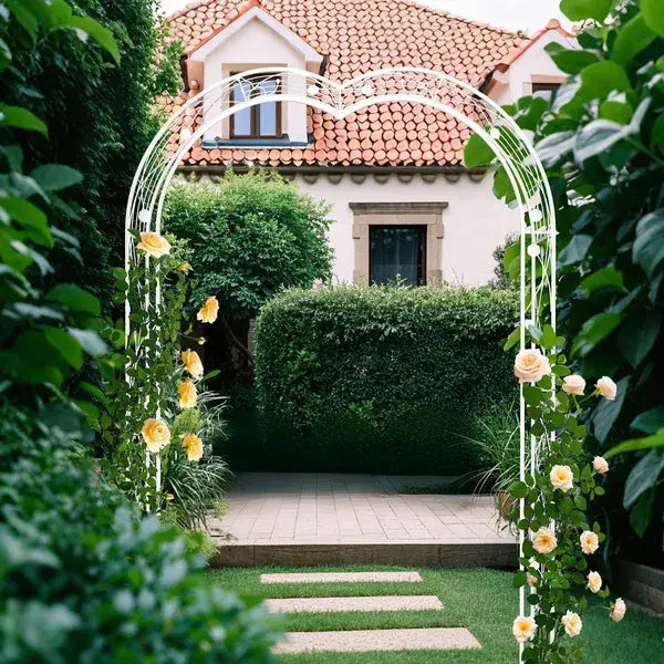 Arche de jardin en métal blanc ornée de roses jaunes grimpantes, conçue pour soutenir les roses grimpantes et les plantes.