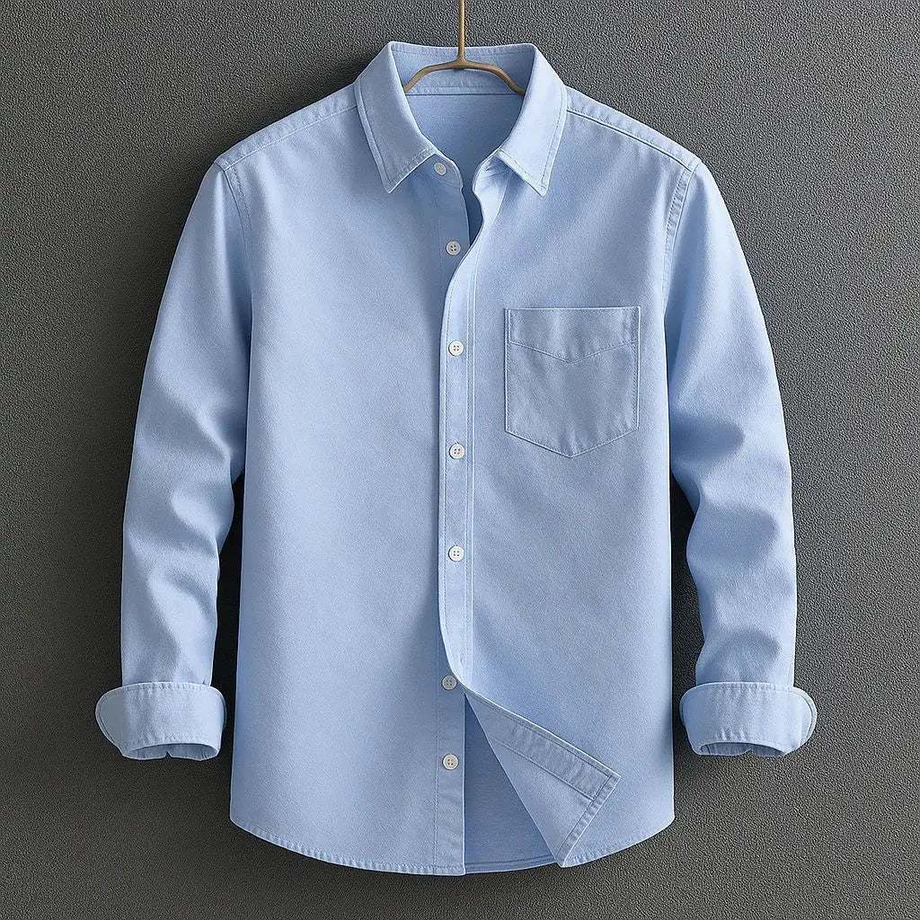 Camisa de algodón y lino de manga larga de ajuste relajado para hombre en azul claro, con bolsillo en el pecho y puños enrollados.