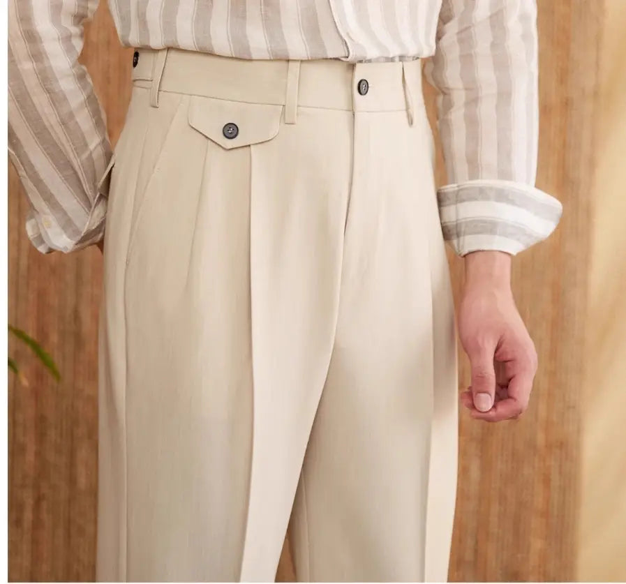 Maßgeschneiderte gerade Beinschlag-Beige-Hosen für Herren mit Knopfverschluss an der Vorderseite und dunklen Knöpfen.