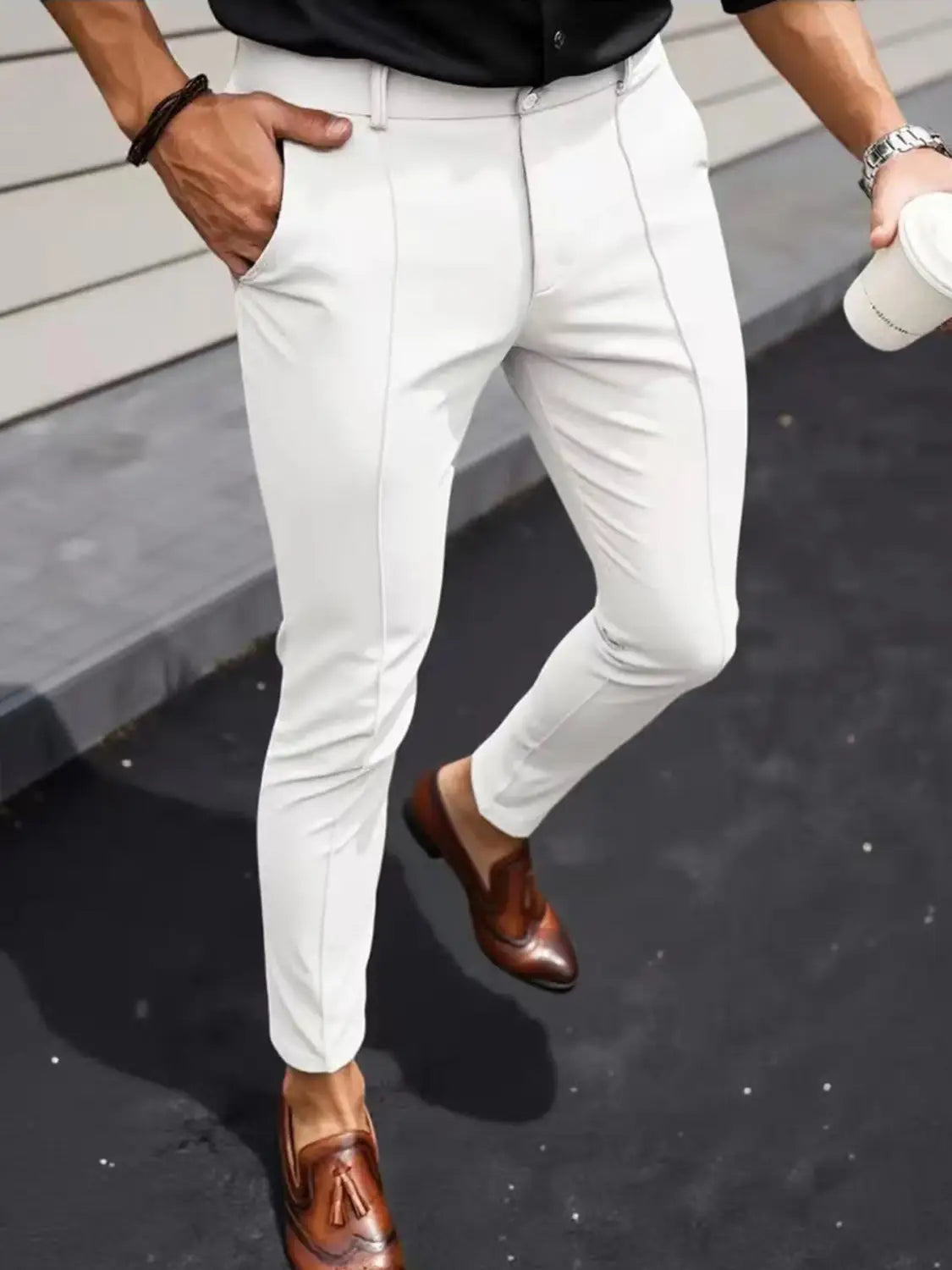 Herren-Slim-Fit-Stretch-Anzughosen in Weiß mit einem sauberen, maßgeschneiderten Design und dezenten vertikalen Nähten.