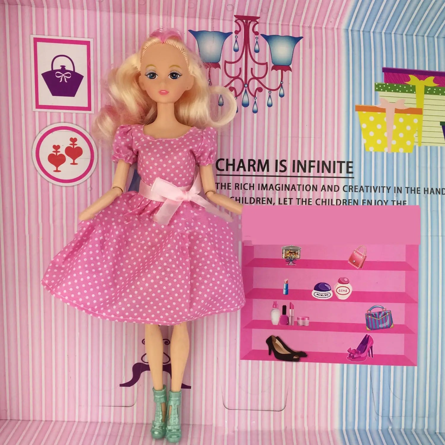 Eine blonde Barbie-Puppe in einem pinkfarbenen Kleid mit Punkten und einer passenden Schleife auf der Taille aus dem Produkt „Dress Up Doll Pink Polka Dot Fashion Suit“ für Kinder.