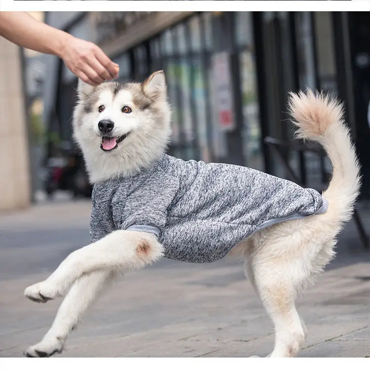 Pull pour chien en polaire acrylique gris chiné, conçu pour les grands chiens, offrant chaleur et confort dans une tenue d’hiver pour animaux de compagnie.