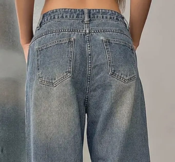 Jeans en denim bleu délavé taille haute à coupe décontractée, avec poches arrière classiques, présentés côté dos.