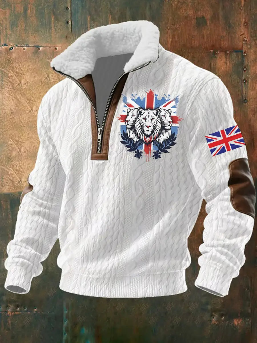 Suéter para hombre de media cremallera con cuello de borrego en punto cable blanco, con cuello acolchado de forro polar, parches de codo de cuero marrón, ribete de cremallera y gráfico llamativo de tres cabezas de león rodeadas por banderas Union Jack en el pecho.