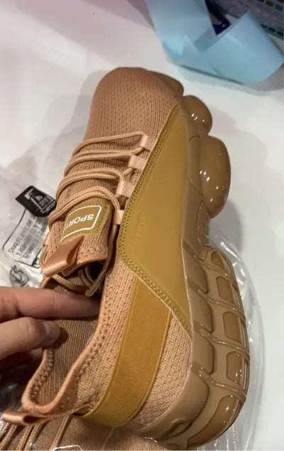 Tandfarbener Mesh- und Gummiklumpen-Mesh-Laufsneaker mit einem leichten, atmungsaktiven Design und einer glänzenden Sohle.
