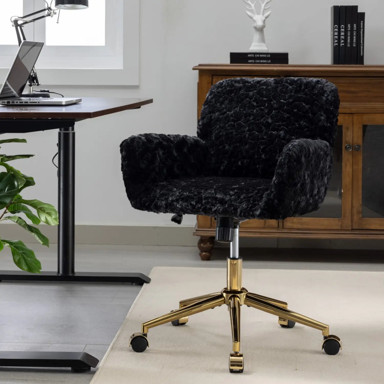 Chaise de bureau en fausse fourrure noire avec revêtement en velours moelleux et base métallique de ton doré, munie de roulettes pour la mobilité.