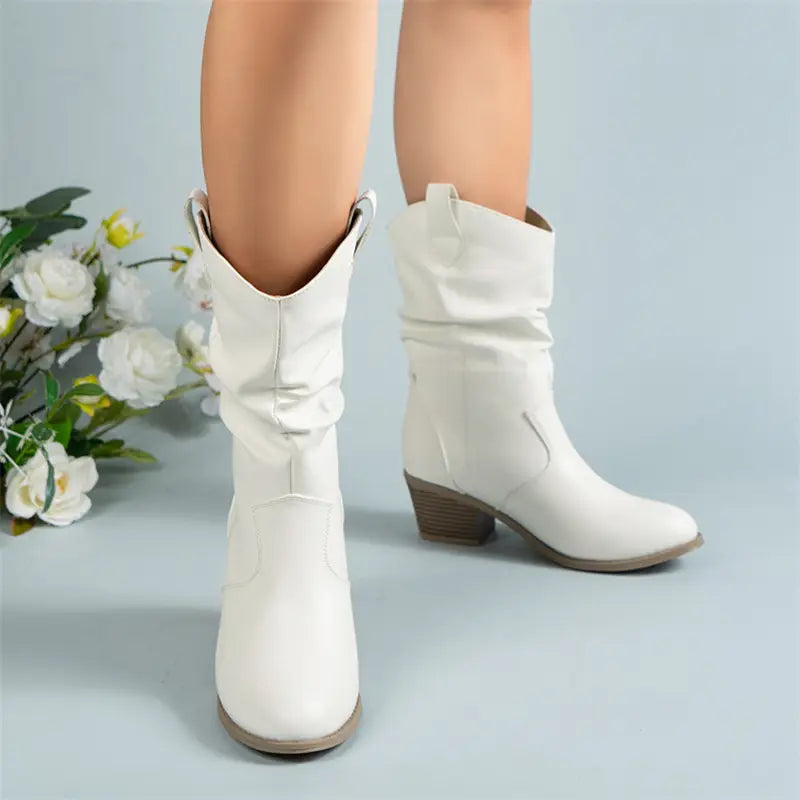 Botas de vaquero blancas de cuero para mujer con tacón cuadrado, altura a media pantorrilla y canastillas suaves fruncidas, elaboradas en cuero sintético (PU).