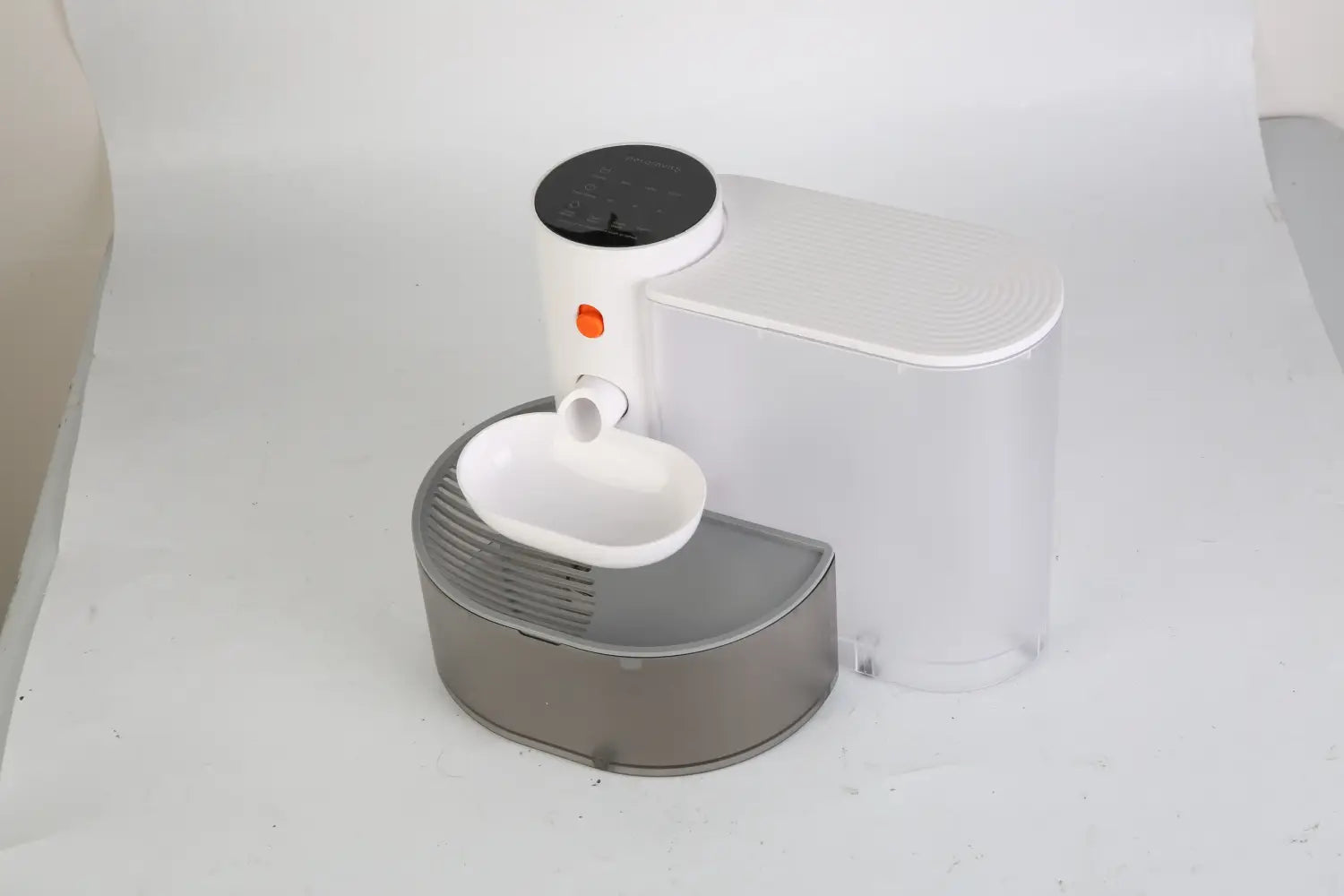 Fontaine à eau intelligente pour animal de compagnie 3 L sans fil rechargeable blanche et grise, avec un réservoir transparent, un dessus noir et un bouton orange pour la distribution automatique de l’eau.