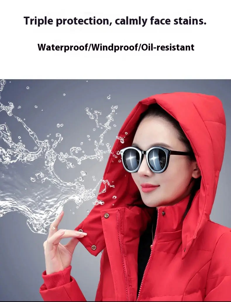 Una mujer que lleva una chaqueta corta de plumón para el invierno, gruesa y abrigadora, color rojo vibrante, con capucha y gafas de sol con montura negra.