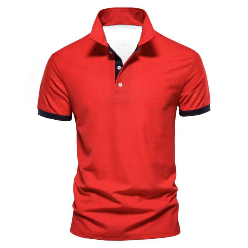 Rotes Herren-Poloshirt mit Kurzarm mit dunkelblauem Besatz an Kragen, Ärmelabschlüssen und Knopfleiste mit Farbblock-Design.