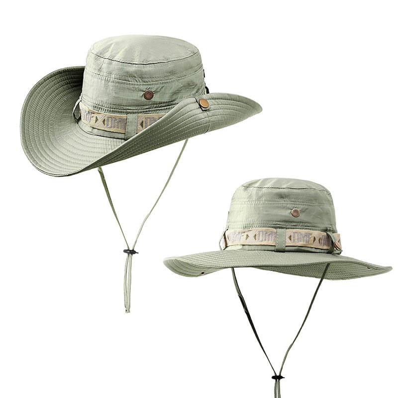 Chapeau bac utilitaire à large bord vert clair offrant une protection contre les UV pour hommes, avec une bande en tissu à motif et une mentonnière réglable.