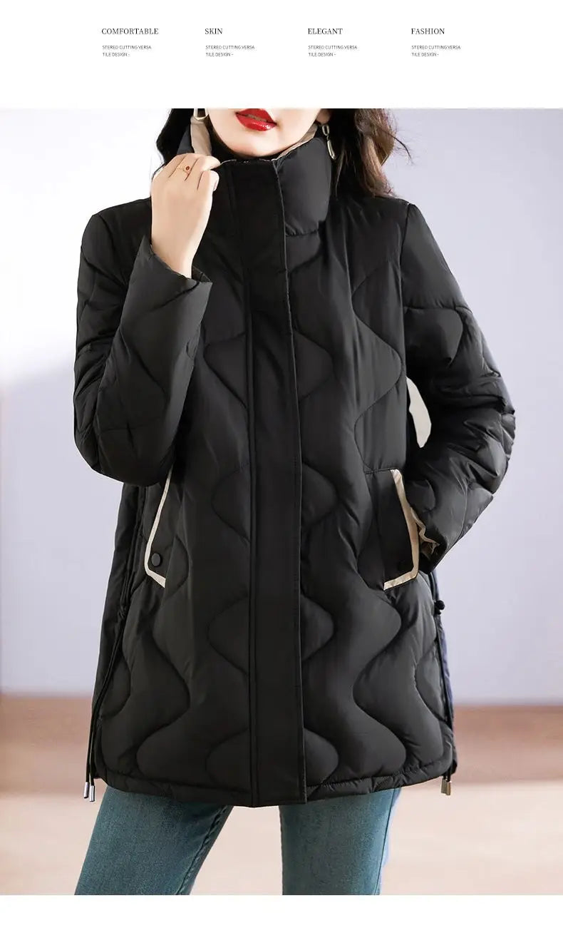 Abrigo de invierno marrón acolchado de algodón con relleno con un diseño puffer acolchado negro, tiradores de cremallera blancos y bolsillos laterales.