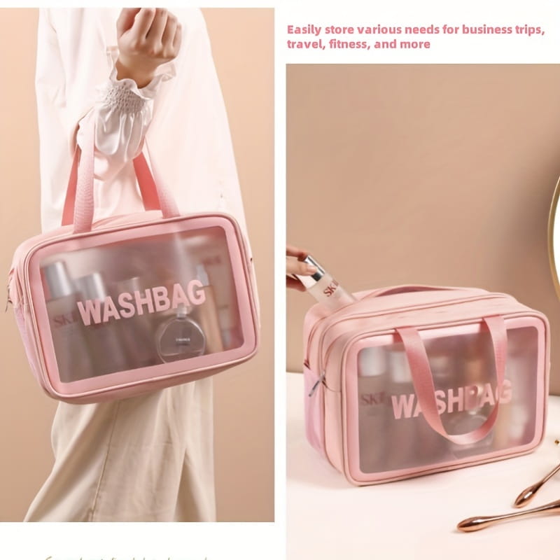 Rosafarbene transparente Waschtasche mit passenden rosafarbenen Griffen und klarem Frontpanel, das washbag in kräftigen weißen Buchstaben zeigt; gestaltet als Reisekosmetiktasche mit Trennung von trocken und nass und Wäsche-Organizer.