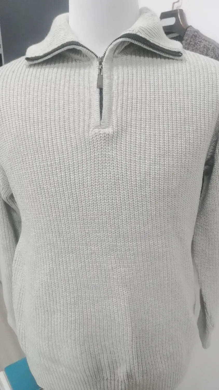 Herren-Halbrollkragenrippstrickpullover aus hellgrauem Strick mit Halb-Zippkragen und schwarzer Zippverschluss-Verarbeitung.