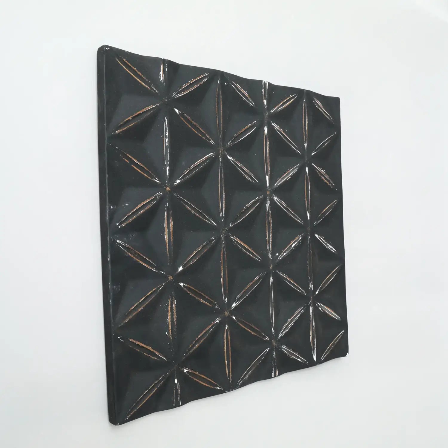 Panel de decoración mural de MDF geométrico negro brillante con un patrón tridimensional en forma de destello de diamante, de 16x16 pulgadas.