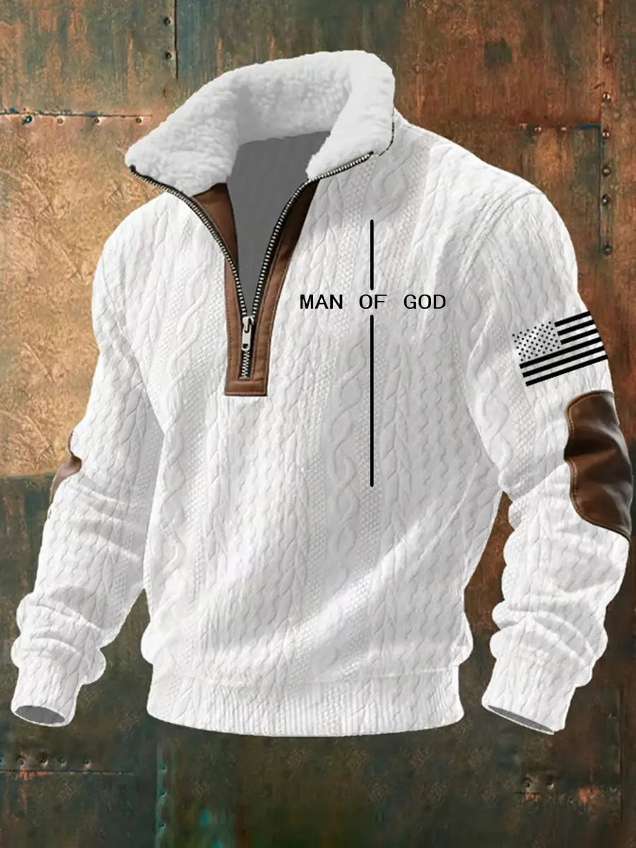 Suéter para hombre de media cremallera con cuello de borrego en punto cable blanco, con detalles de cuero marrón en el tirador de la cremallera y los parches en los codos, con un gráfico de un hombre de fe en el pecho y un parche de bandera estadounidense en la manga izquierda.