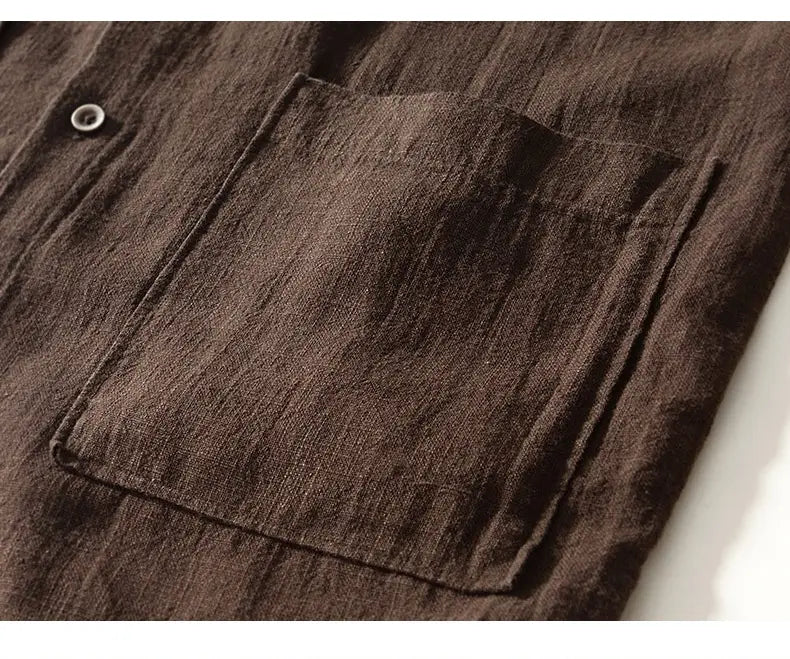 Camisa casual de lino rami para caballero con cuello mandarina en lino marrón, con tejido texturizado y un solo botón en la parte superior del bolsillo del pecho.