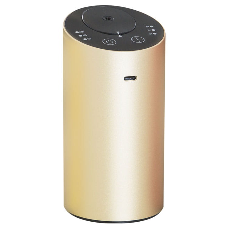 Diffuseur d’arômes portable cylindrique de couleur dorée, humidificateur de voiture sans fil USB, avec un panneau supérieur noir comportant des boutons de commande et un port USB-C.