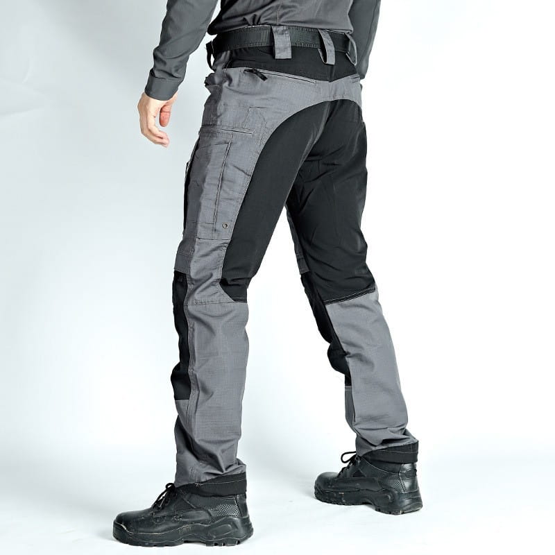 Pantalons tactiques P40 pour hommes, multi-poches, en gris et noir : caractéristiques avec panneaux renforcés, plusieurs poches cargo et construction en tissu durable, conçus pour un usage robuste.
