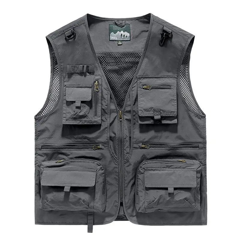 Gilet utilitaire en mesh à séchage rapide pour hommes gris foncé, avec plusieurs poches, des panneaux en mesh sur les côtés et le dos, et une fermeture centrale zippée, présenté depuis l’arrière.