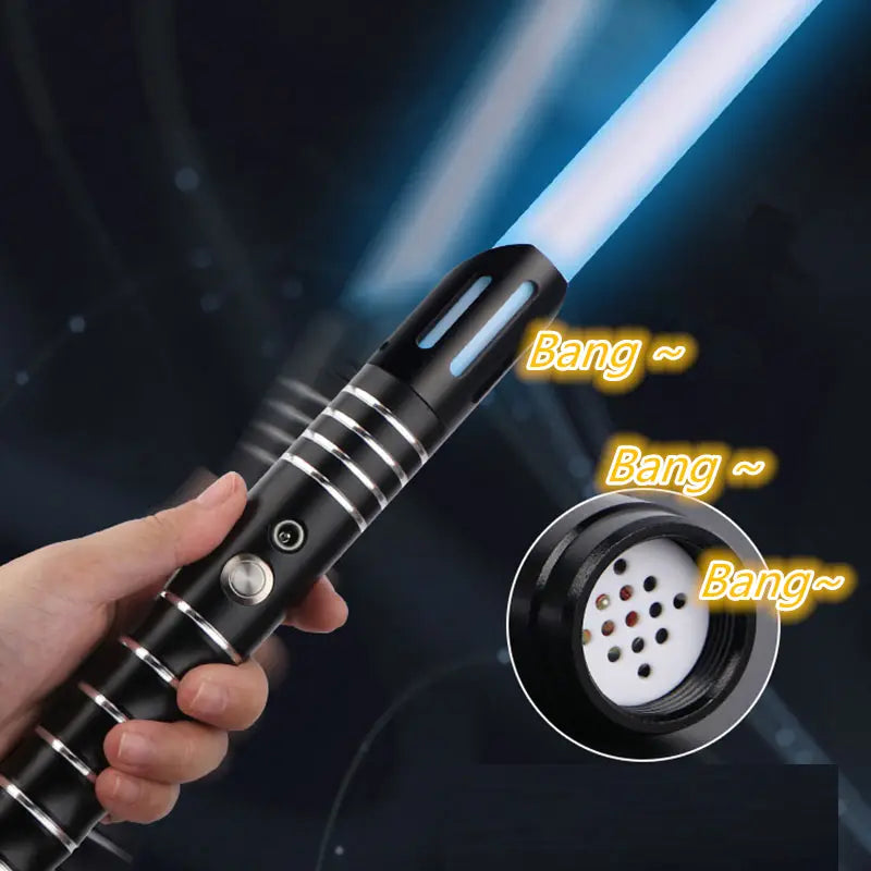 Sabre laser jouet 2-en-1 en métal rgb avec une poignée métallique noire et argentée comportant des anneaux et un faisceau bleu lumineux.