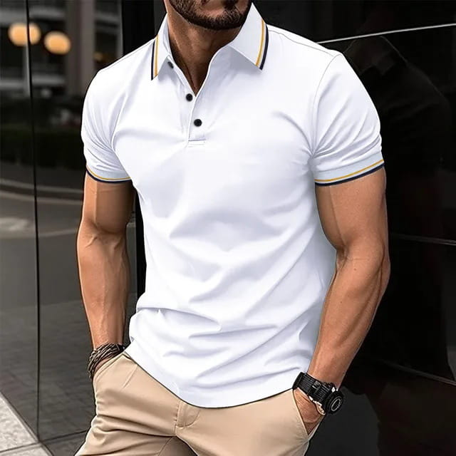Kontrastiertes Herren-Poloshirt aus weißer Baumwolle mit kurzen Ärmeln und goldfarbenem sowie navyblauem Besatz an Kragen und Ärmelmanschetten.