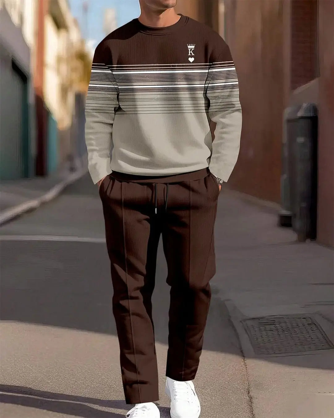 Ensemble sweat à carreaux et pantalon pour hommes, comprenant un sweat-shirt col rond à rayures marron et beige, avec un petit emblème de couronne et de cœur sur la poitrine.