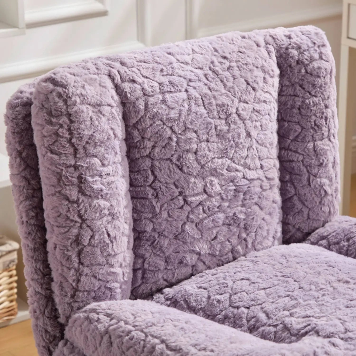 Un fauteuil d’appoint lavande moelleux, avec un tissu duveteux texturé et un dossier haut, dans un fauteuil de bureau en fausse fourrure violette avec une assise de 26,4 pouces de largeur.