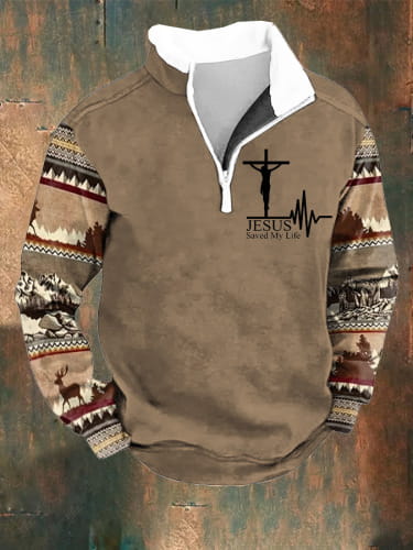 Suéter para hombre de media cremallera con cuello de borrego en lana polar marrón, con cuello con forro blanco, mangas con patrón estilo tribal en rojo y beige, y un gráfico bordado de Jesús en la cruz con el texto "Jesús me salvó la vida".