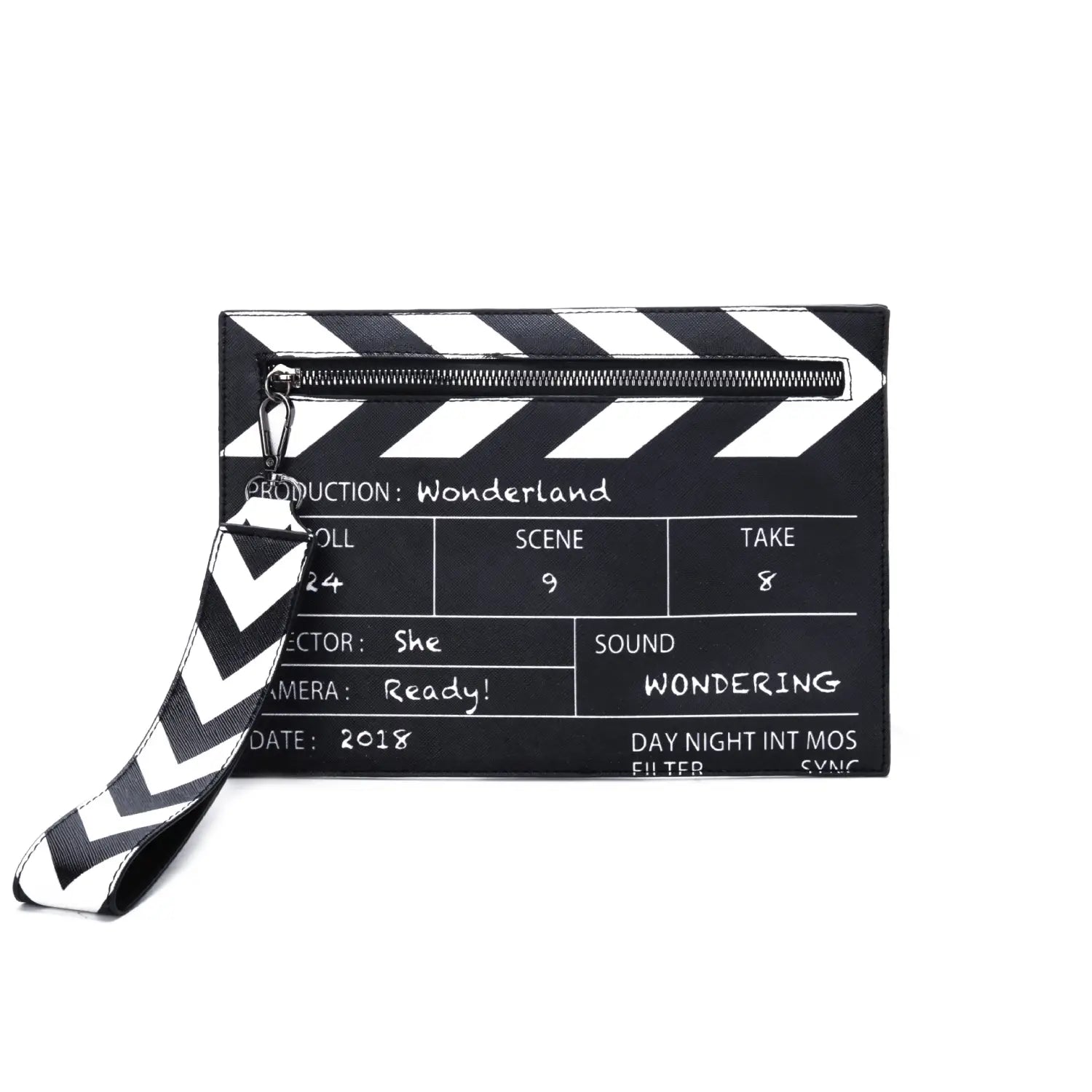 Pochette enveloppe bandoulière en cuir PU noir conçue comme un clap de cinéma, avec des rayures diagonales blanches et un texte de détail de production au style manuscrit.