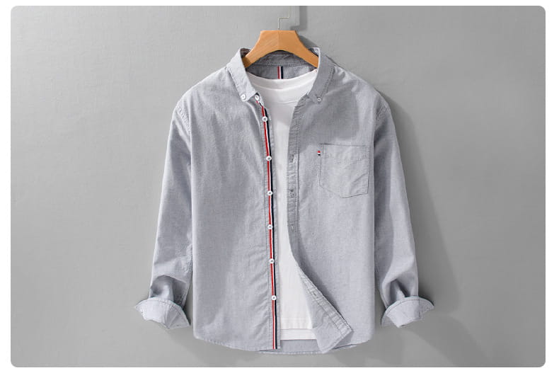 Herren-British-Style-gestreiftes Oxford-Baumwollhemd mit langem Arm in hellem Grau mit dezidierter gestreifter Knopfleisten-Detailausführung und Brusttasche.