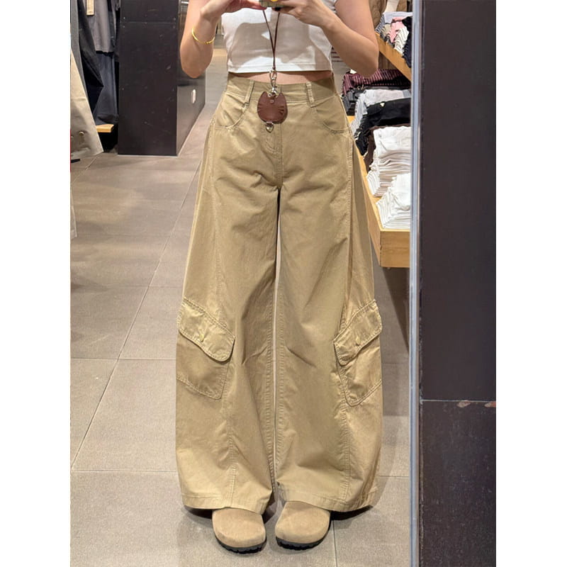 Pantalon cargo à jambe large pour femme, beige, à taille haute et multiples poches, conçu pour une coupe ample dans une matière kaki.