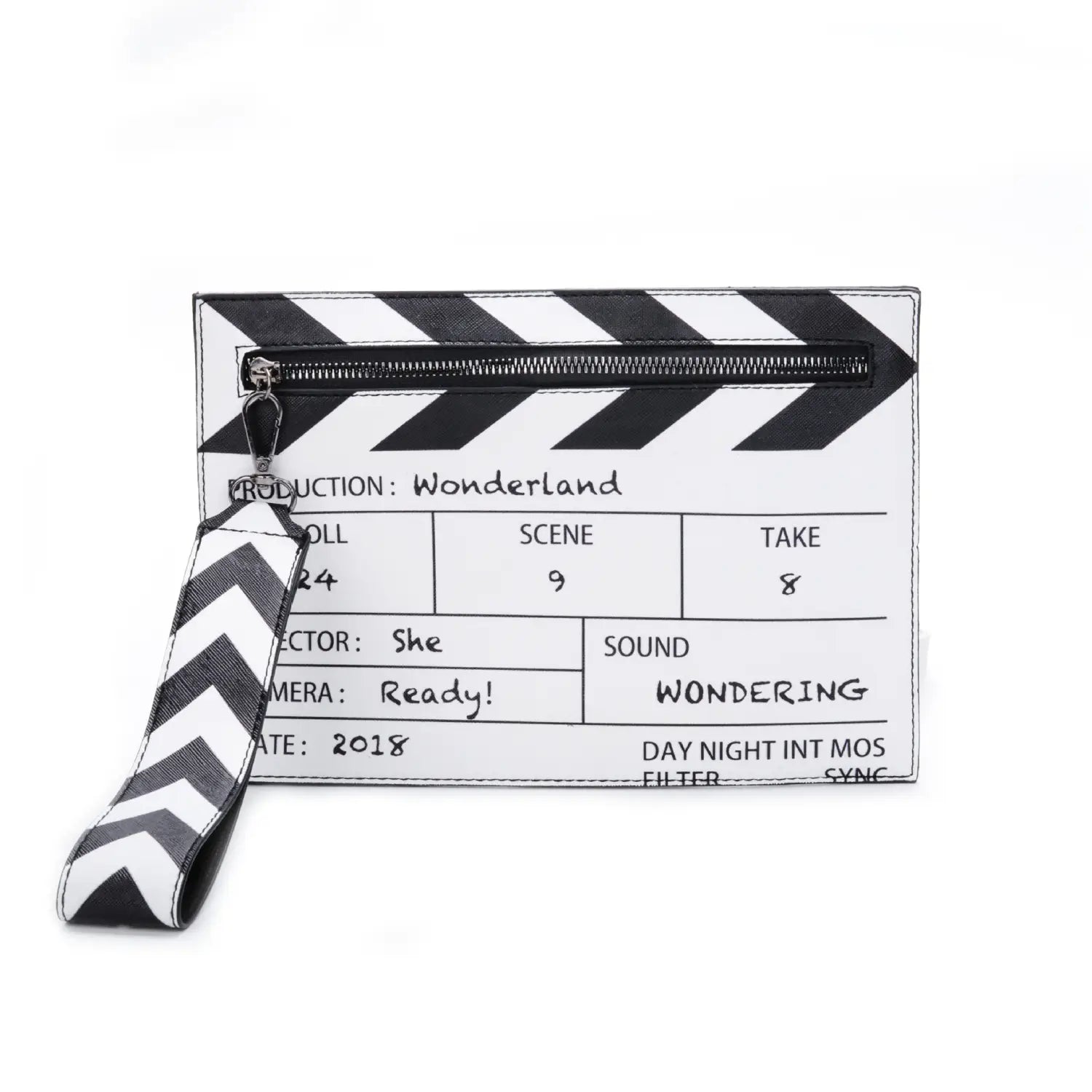Pochette enveloppe bandoulière en cuir PU noir et blanc, avec motif de clap de cinéma, fermeture à glissière et bandoulière à motif chevron.